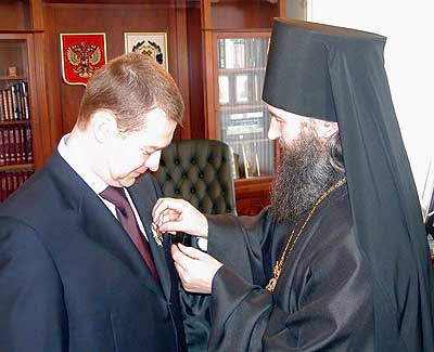 Указом Святейшего Патриарха Алексия Президент республики Марий Эл Леонид Маркелов награжден орденом святого благоверного князя Даниила Московского. Фото Сергея Матвеева («Марийская правда»)