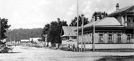 В конце XVI века, после расширения границ Русского государства на юг и восток, Царевококшайск потерял свое военное значение. В город и его окрестности стали переселяться государственные крестьяне, стрельцы и чиновники, ремесленники и торговцы. Вместе с русскими переселенцами на марийскую землю проникали новые способы ведения хозяйства, быта, новый, православный образ жизни. Постепенно вокруг крепостных стен образовался посад, появились предместья, в окрестностях выросли деревни Ширяйково, Вараксино, Гомзово и другие. На противоположном берегу Кокшаги появилась Вознесенская слободка.