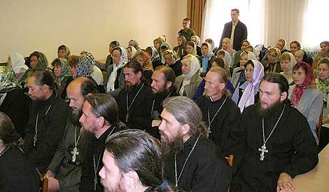 11 августа 2004 году в читальном зале Йошкар-Олинского епархиального управления собрались на августовское совещание преподаватели воскресных школ при приходах нашей епархии. Подобное совещание проходило впервые, инициатором его проведения выступил епархиальный отдел образования и катехизации.